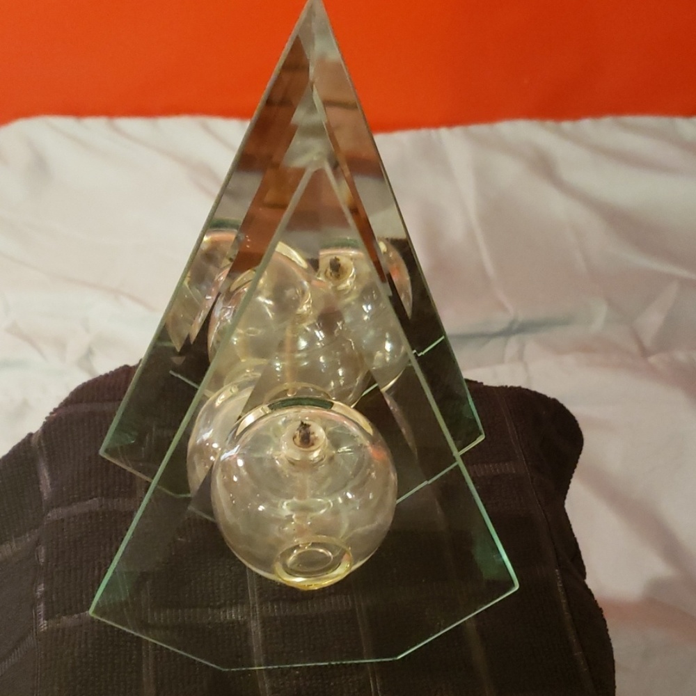 Floating oil lamp
